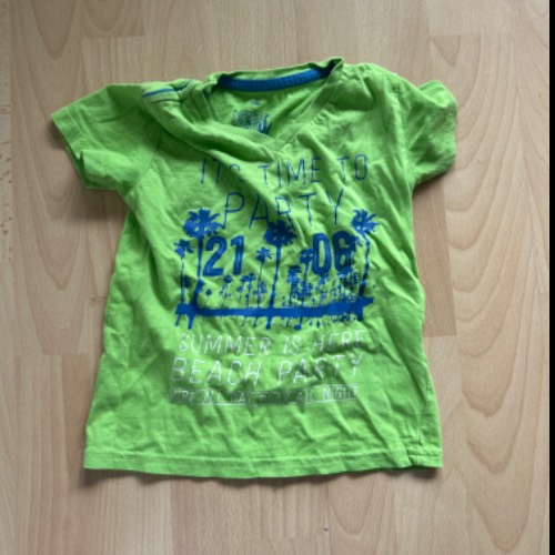 T-Shirt Grün  Größe: 98-104, zu finden beim Stand 214 am Standort Flohkids Hamburg Nord