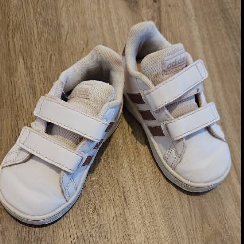 Adidas Schuhe  Größe: 21, zu finden beim Stand 96 am Standort Flohkids Hamburg Nord