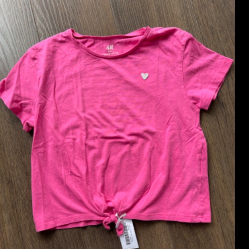 H&M Shirt Pink Herz  Größe: 122/128, zu finden beim Stand 106 am Standort Flohkids Hamburg Nord