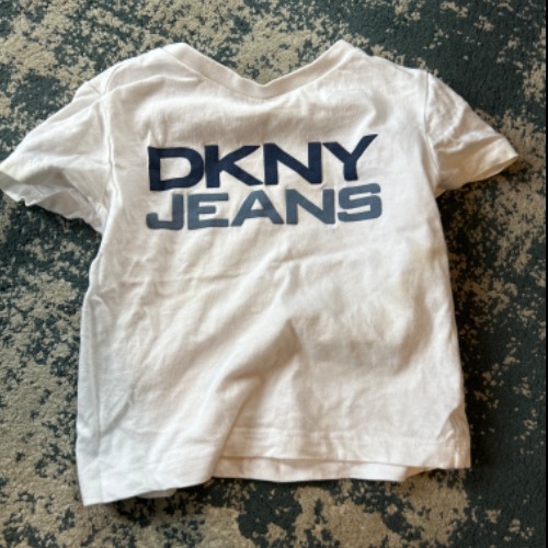 DKNY T-Shirt weiß Größe: 92(T2), zu finden beim Stand 214 am Standort Flohkids Hamburg Nord