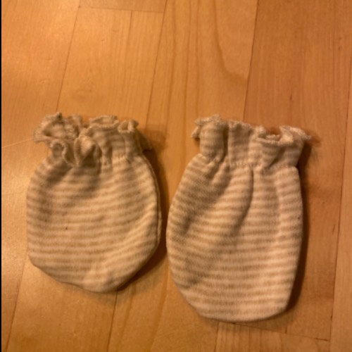 Handschuhe Baby antikratz, zu finden beim Stand 162 am Standort Flohkids Hamburg Nord
