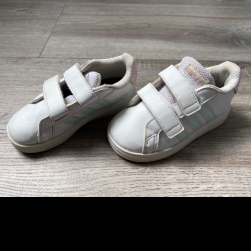 Adidas Schuhe weiß Größe: 24 , zu finden beim Stand 65 am Standort Flohkids Hamburg Nord