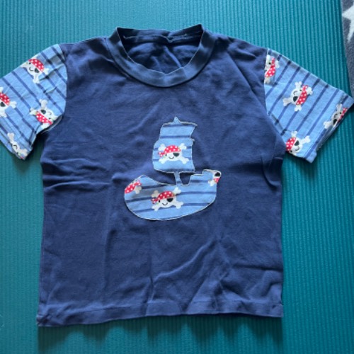 handmade T-Shirt Pirat  Größe: 104, zu finden beim Stand 139 am Standort Flohkids Hamburg Nord