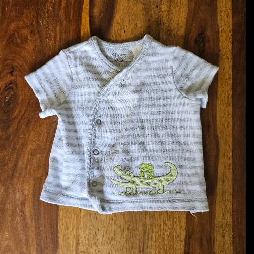 Baby T-shirt Krokodil  Größe: 56, zu finden beim Stand 133 am Standort Flohkids Hamburg Nord