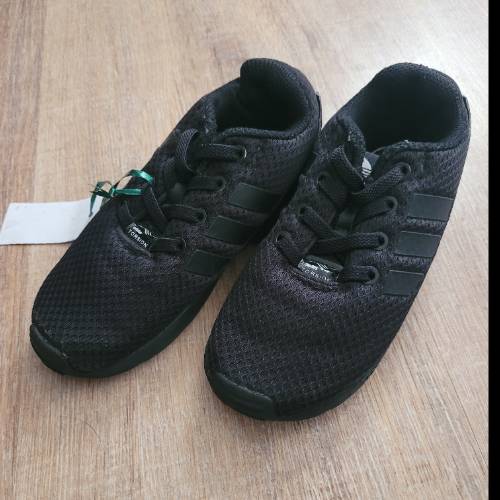 Adidas Schuhe schwarz  Größe: 28, zu finden beim Stand 137 am Standort Flohkids Hamburg Nord