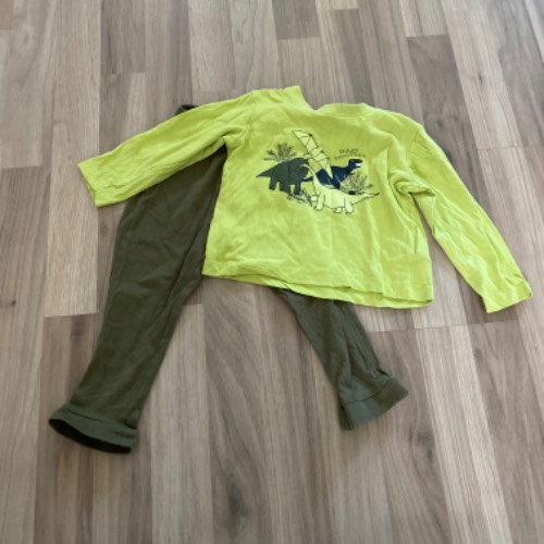 Schlafanzug Dino  Größe: 86/92 grün , zu finden beim Stand 105 am Standort Flohkids Hamburg Nord