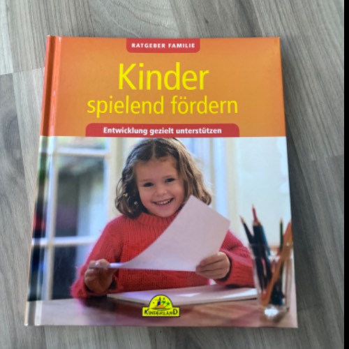 Buch: Kinder spielend fördern, zu finden beim Stand 105 am Standort Flohkids Hamburg Nord