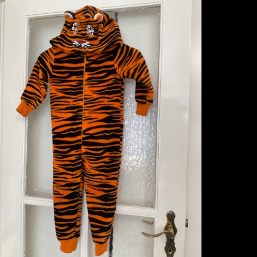 Tiger Kostüm onesie110/ Größe: 116 h&m, zu finden beim Stand 126 am Standort Flohkids Hamburg Nord