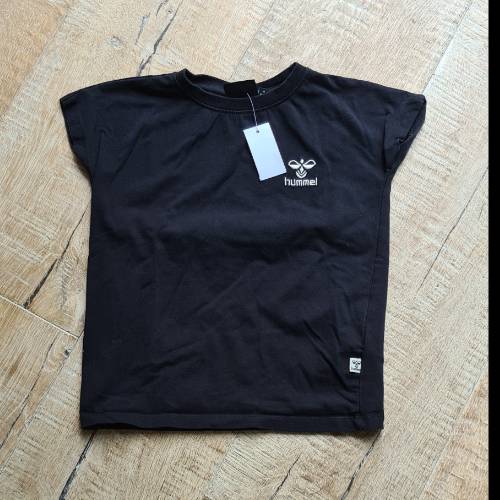 Hummel T-Shirt schwarz  Größe: 104, zu finden beim Stand 97 am Standort Flohkids Hamburg Nord