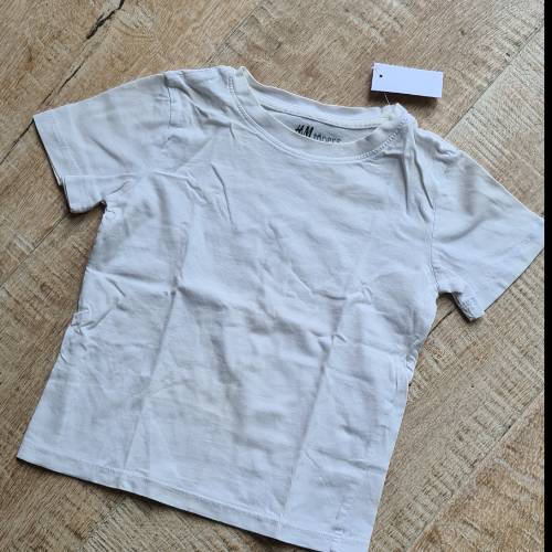 H&M T-Shirt weiß Größe: 98/104, zu finden beim Stand 97 am Standort Flohkids Hamburg Nord
