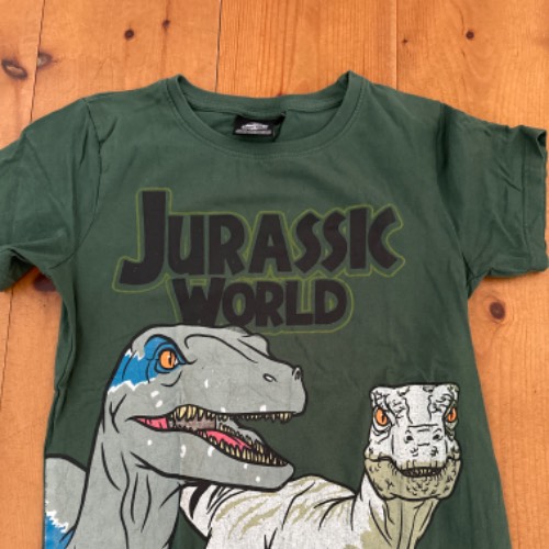 Jurassic World T-Shirt grün152, zu finden beim Stand 29 am Standort Flohkids Hamburg Nord