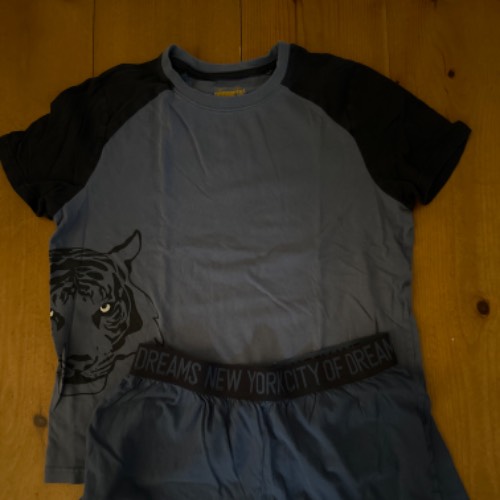 Schlafanzug kurz Tiger blau146, zu finden beim Stand 29 am Standort Flohkids Hamburg Nord