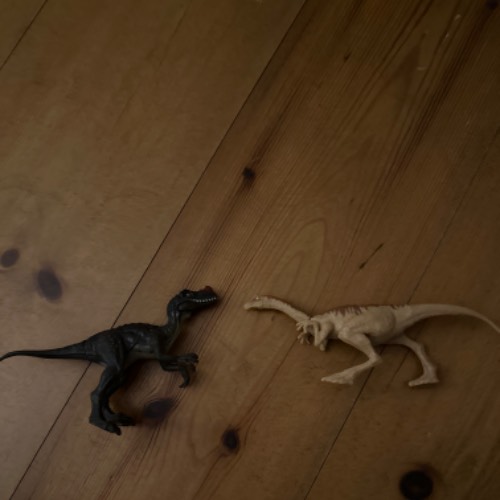 Jurassic World  Größe: 2 Dinos klein , zu finden beim Stand 29 am Standort Flohkids Hamburg Nord