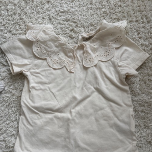 T-Shirt H&M  Größe: 98/104 beige krage, zu finden beim Stand 4 am Standort Flohkids Hamburg Nord