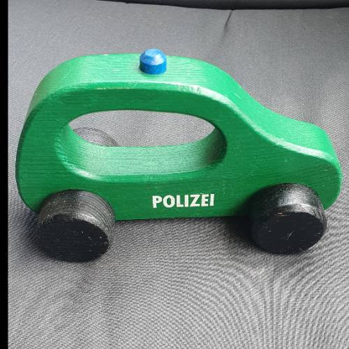 Alsterkontec Holzauto Polizei, zu finden beim Stand 4 am Standort Flohkids Hamburg Nord