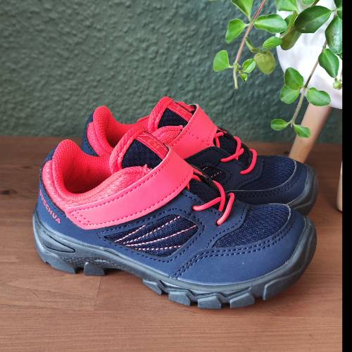 Quechua Schuhe blau Pink  Größe: 26, zu finden beim Stand 201 am Standort Flohkids Hamburg Nord