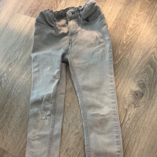 116 Jeans Grau, zu finden beim Stand 164 am Standort Flohkids Hamburg Nord