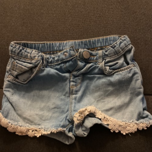 Jeans Shorts Zara  Größe: 98 rüsche, zu finden beim Stand 55 am Standort Flohkids Hamburg Nord