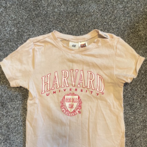 H&M T-Shirt Harvard  Größe: 80, zu finden beim Stand 79 am Standort Flohkids Hamburg Nord