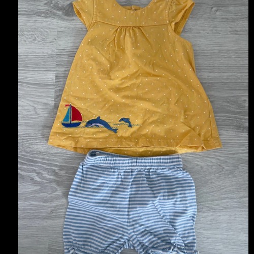 Shirt+shorts  Größe: 56 gelb blau , zu finden beim Stand 161 am Standort Flohkids Hamburg Nord