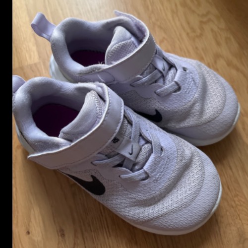 Nike violett sneakers  Größe: 26 Gr. , zu finden beim Stand 160 am Standort Flohkids Hamburg Nord