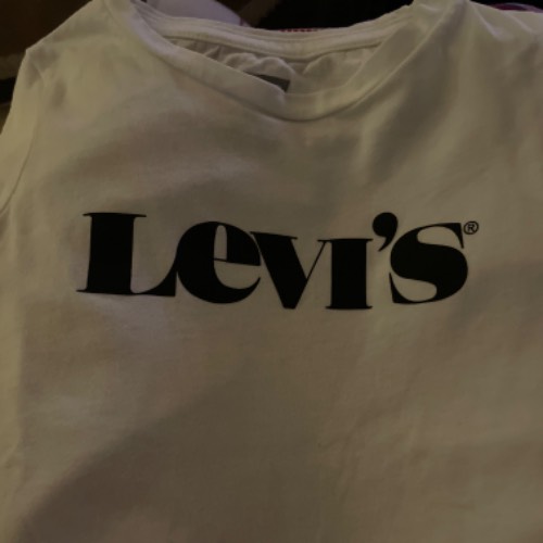Levi’s Tshirt weiß schwarz  Größe: 104, zu finden beim Stand 21 am Standort Flohkids Hamburg Nord