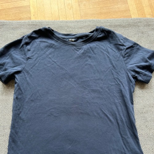 H& M, T-Shirt  Größe: 122/128, zu finden beim Stand 117 am Standort Flohkids Hamburg Nord