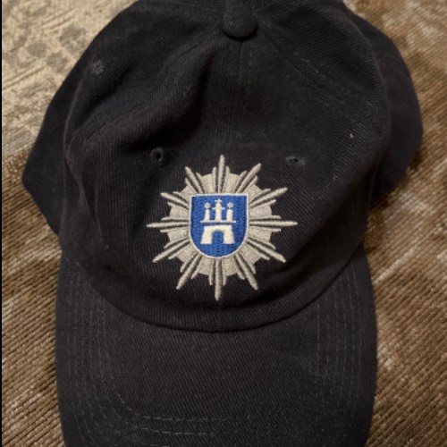 Polizei HH Cappi blau, zu finden beim Stand 120 am Standort Flohkids Hamburg Nord