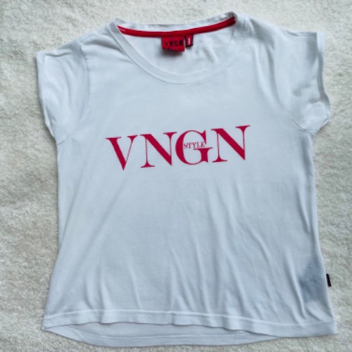 Vingino Shirt weiß rot  Größe: 128, zu finden beim Stand 50 am Standort Flohkids Hamburg Nord