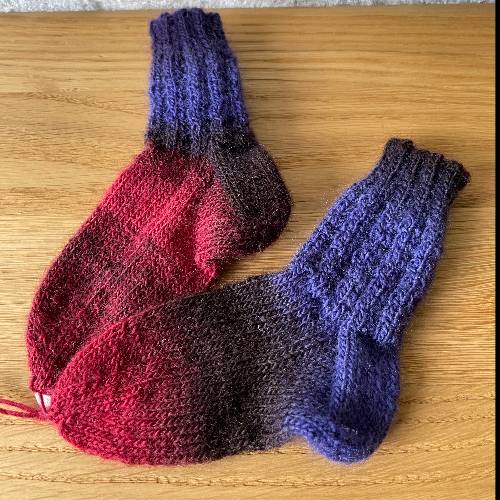 Wollsocken  Größe: 80 Lila-rot, zu finden beim Stand 31 am Standort Flohkids Hamburg Nord