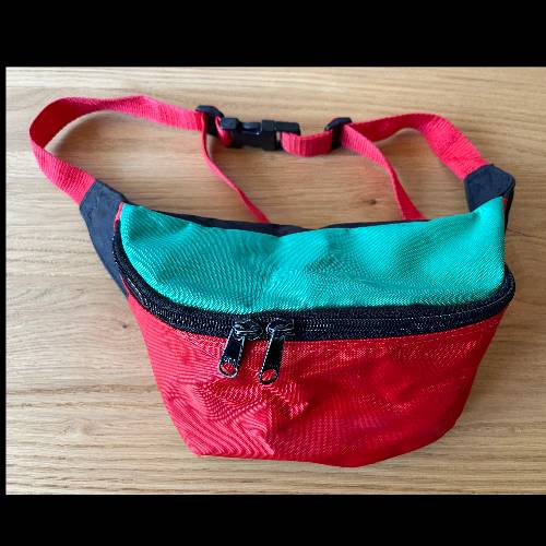 Bauchtasche rot-grün, zu finden beim Stand 9 am Standort Flohkids Hamburg Nord