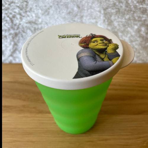 Tupper Becher Shrek, zu finden beim Stand 9 am Standort Flohkids Hamburg Nord