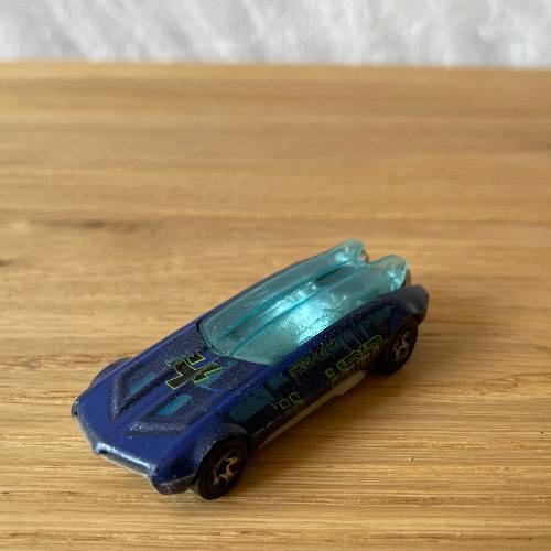 Rennwagen Hot Wheels blau, zu finden beim Stand 9 am Standort Flohkids Hamburg Nord