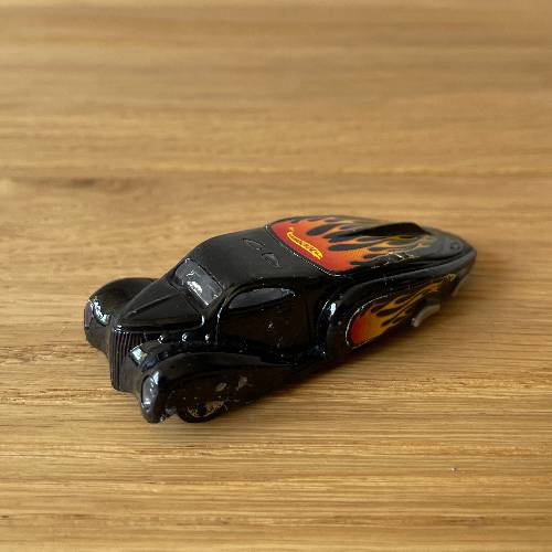 Rennwagen Hot Wheels schwarz, zu finden beim Stand 9 am Standort Flohkids Hamburg Nord