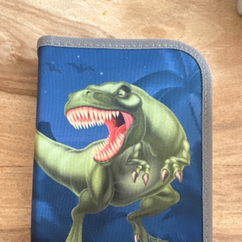 Dinosaurier Federtasche , zu finden beim Stand 29 am Standort Flohkids Hamburg Nord