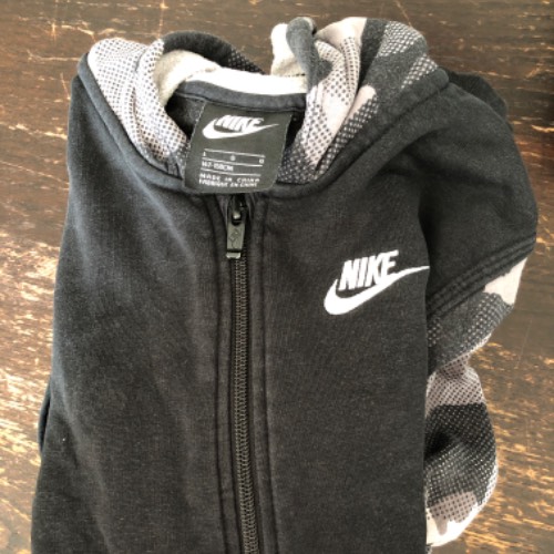 Nike Jacke  Größe: 147-158 schwarz, zu finden beim Stand 56 am Standort Flohkids Hamburg Nord