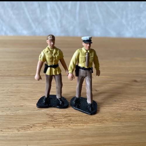 2 Figuren Polizist/Polizistin, zu finden beim Stand 9 am Standort Flohkids Hamburg Nord