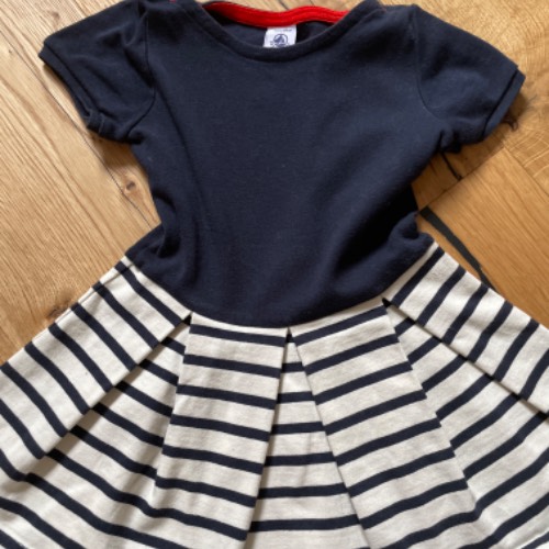   Petit Bateau Kleid  Größe: 95 cm, zu finden beim Stand 100 am Standort Flohkids Hamburg Nord