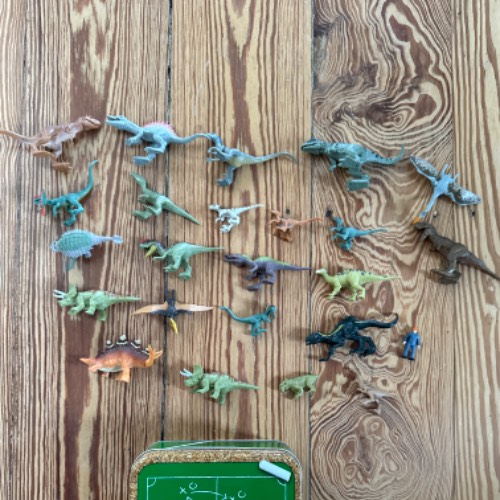 23 JurassicDinos klein inDose, zu finden beim Stand 29 am Standort Flohkids Hamburg Nord