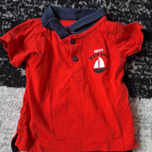 Poloshirt  Größe: 62/68 rot, zu finden beim Stand 72 am Standort Flohkids Hamburg Nord