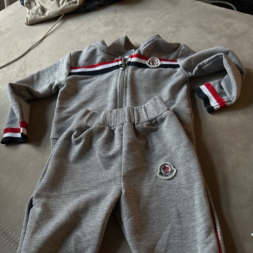 Moncler  Größe: 6 M  Größe: 2 tlg., zu finden beim Stand 172 am Standort Flohkids Hamburg Nord