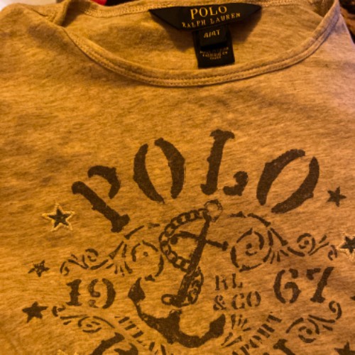 RalphLauren Tshirt  Größe: 98/104 grau, zu finden beim Stand 46 am Standort Flohkids Hamburg Nord