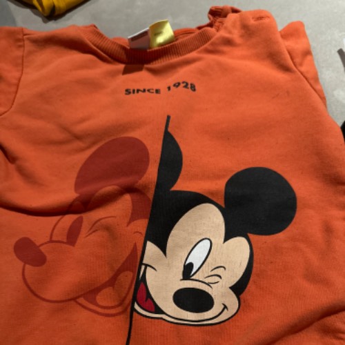 Micky Pulli orange  Größe: 92/98, zu finden beim Stand 172 am Standort Flohkids Hamburg Nord