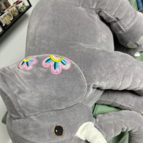 Kuscheltier Elefant grau, zu finden beim Stand 172 am Standort Flohkids Hamburg Nord