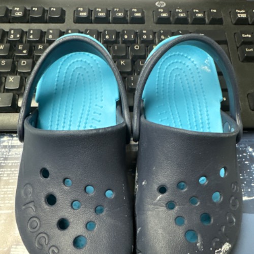 Crocs blau c11 , zu finden beim Stand 172 am Standort Flohkids Hamburg Nord