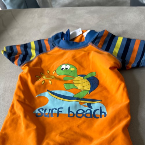 Schwimmshirt  Größe: 1 Jahr , zu finden beim Stand 172 am Standort Flohkids Hamburg Nord