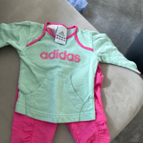 Adidas Anzug rosa grün  Größe: 62, zu finden beim Stand 172 am Standort Flohkids Hamburg Nord