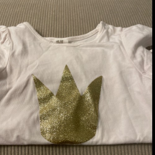 H&M Tshirt Weiss/Krone  Größe: 80, zu finden beim Stand 83 am Standort Flohkids Hamburg Nord