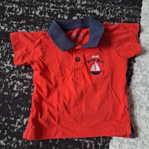 Poloshirt  Größe: 62/68 rot, zu finden beim Stand 72 am Standort Flohkids Hamburg Nord