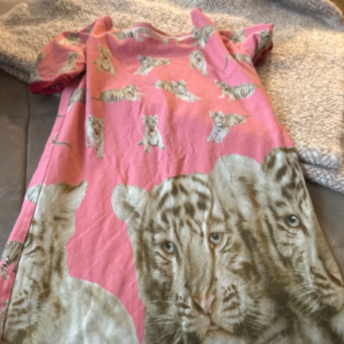 Handmade Kleid Tiger rosa  Größe: 122, zu finden beim Stand 108 am Standort Flohkids Hamburg Nord